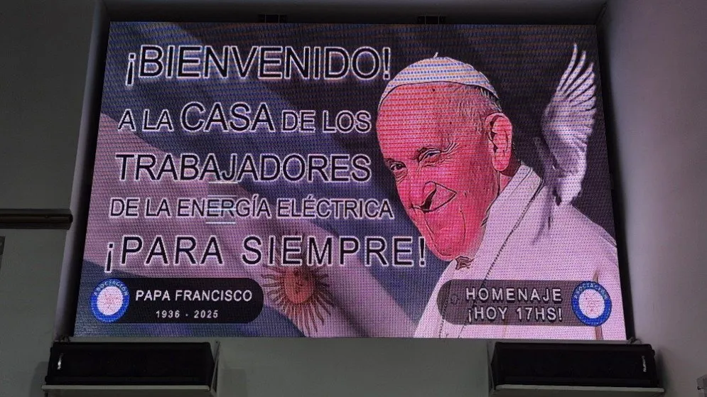 Gigantografía, bendición y memoria: el homenaje de APSEE al Papa Francisco